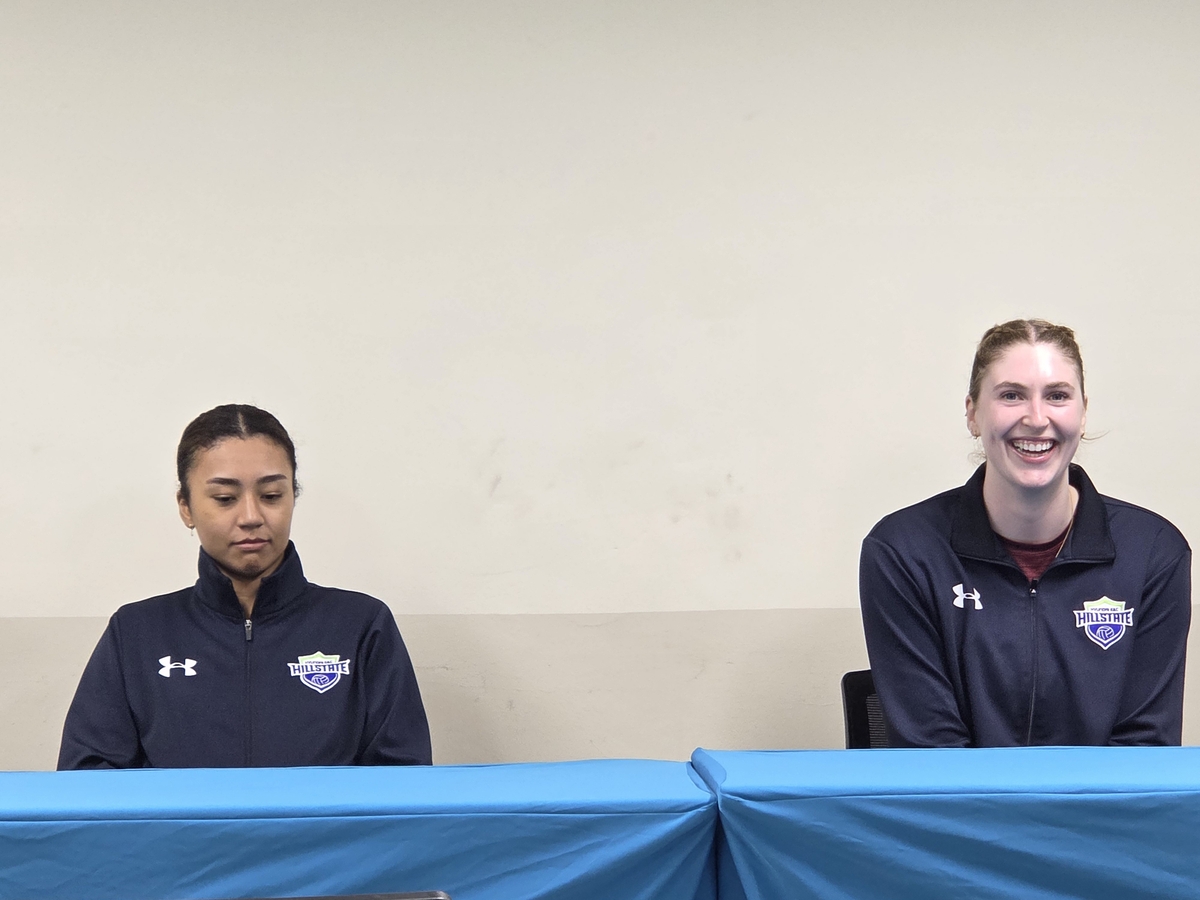 인터뷰하는 카리(오른쪽)와 자스티스