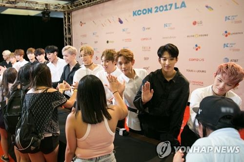 En la imagen, proporcionada por CJ E&M, se muestra al grupo masculino de música K-pop Seventeen con sus fans durante la KCON LA 2017.