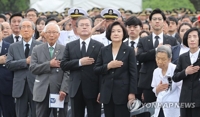 Moon urge unidad nacional basada en el patriotismo en el discurso del Día de los caídos