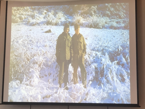 Esta imagen sin fechar, proporcionada por el sargento mayor retirado Gilberto Díaz Velasco (dcha.), le muestra junto a su colega del Ejército en un campo de nieve no identificado en Corea del Sur. (Prohibida su reventa y archivo) 