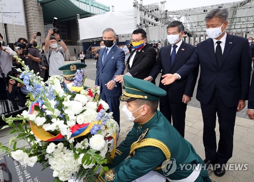 El ministro de Defensa surcoreano, Jeong Kyeong-doo (segundo por la dcha.), presenta una ofrenda floral en una ceremonia para conmemorar la participacion de los soldados colombianos en la Guerra de Corea de 1950-53, celebrada, el 26 de junio de 2020, en el Monumento Conmemorativo de la Guerra de Corea, en el distrito de Yongsan, en el centro Seul. Al lado del ministro Jeong, figuran el embajador de Estados Unidos ante Seul, Harry Harris (primero por la izda.); el embajador de Colombia ante Seul, Juan Carlos Caiza Rosero (segundo por la izda.); y el ministro de los Asuntos de Patriotas y Veteranos, Park Sam-duck (primero por la dcha.).