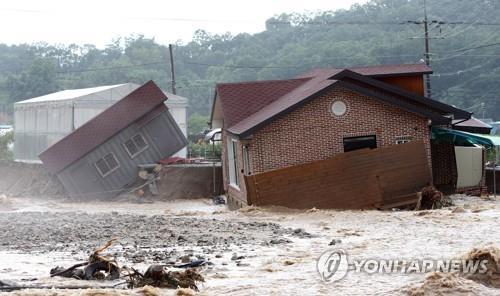Una casa en Chungju, en la provincia de Chungcheon del Norte, es destruida, el 2 de agosto de 2020, por las fuertes lluvias.