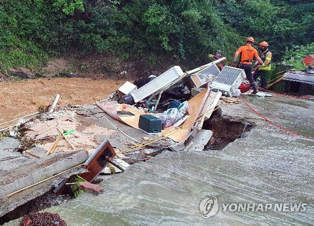 La foto, proporcionada por las autoridades de bomberos de la pronvincia de Chuncheong del Norte, muestra a trabajadores de rescate realizando una búsqueda cerca de Eumseong, el 2 de agosto de 2020, luego de que una persona de 62 años de edad fuese reportada desaparecida en un arroyo.