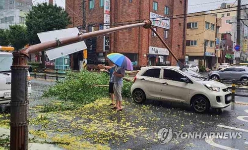 La fotografía, proporcionada, el 7 de septiembre de 2020, por un lector, muestra un semáforo derribado debido a los fuertes vientos en Changwon, en la provincia de Gyeongsang del Sur. (Prohibida su reventa y archivo)