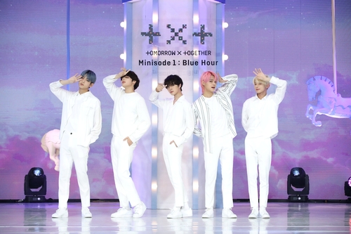 La imagen, proporcionada por Big Hit Entertainment, muestra al grupo masculino de K-pop Tomorrow X Together. (Prohibida su reventa y archivo)