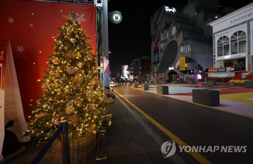 Un distrito de entretenimiento, en el oeste de Seúl está vacío, el 7 de diciembre de 2020, un día antes de que entrara en vigor el cuarto nivel de distanciamiento social, de un sistema de cinco niveles.