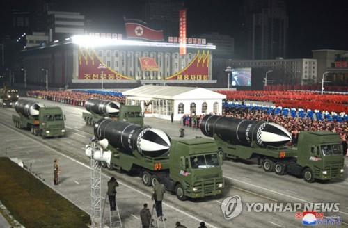 En la foto, capturada, el 15 de enero de 2021, del sitio web de la Agencia Central de Noticias de Corea del Norte, se muestra un nuevo tipo de misiles balísticos de lanzamiento submarino exhibidos, el día previo, durante un desfile militar en la plaza de Kim Il-sung, en Pyongyang, para celebrar el octavo congreso del gobernante Partido de los Trabajadores de Corea del Norte, que había concluido recientemente. (Uso exclusivo dentro de Corea del Sur. Prohibida su distribución parcial o total)