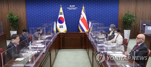 La foto muestra al ministro de Asuntos Exteriores de Corea del Sur, Chung Eui-yong (primero por la izda.), y el ministro de Relaciones Exteriores y Culto de Costa Rica, Rodolfo Solano Quirós (primero por la dcha.), sosteniendo una reunión ministerial entre los dos países, el 19 de marzo de 2021, en la Cancillería, en Seúl.