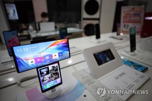 La foto de archivo, tomada el 5 de abril de 2021, muestra el teléfono inteligente de doble pantalla de LG Electronics "Wing", en una tienda en Seúl.