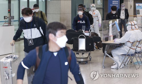 La foto de archivo, tomada el 4 de mayo de 2021, muestra a los surcoreanos procedentes de la India, en el Aeropuerto Internacional de Incheon, al oeste de Seúl, que llegaron a casa en un vuelo especial debido a las preocupaciones sobre el COVID-19.