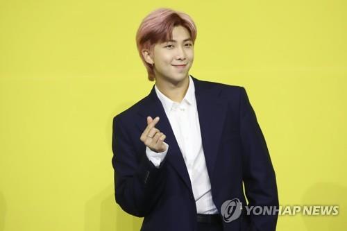 El miembro de BTS RM posa, el 21 de mayo de 2021, durante una conferencia de prensa para su nuevo sencillo digital, "Butter", en el este de Seúl.