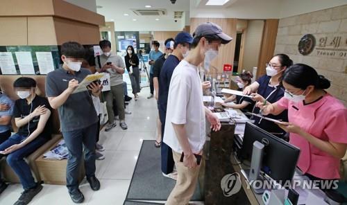 Un hospital en el centro de Seúl está abarrotado de personas, el 10 de junio de 2021, esperando recibir la vacuna contra el coronavirus de Janssen, de Johnson & Johnson.