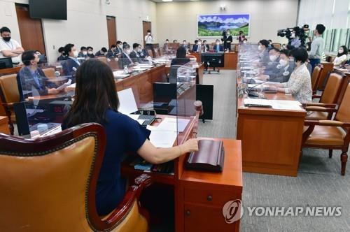 La legisladora Lee Jae-jung, del gobernante Partido Democrático, presidenta interina del Comité de Asuntos Exteriores y Unificación de la Asamblea Nacional, golpea el mazo, el 19 de junio de 2021, durante su sesión plenaria.