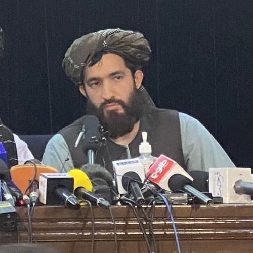 Abdul Qahar Balkhi, un representante de la Comisión Cultural de los talibanes, asiste a una conferencia de prensa, en esta foto proporcionada por él mismo. (Prohibida su reventa y archivo) 