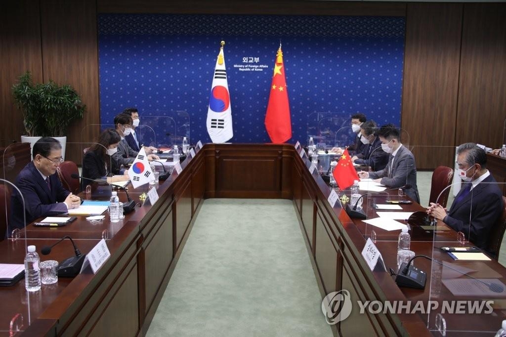 El ministro de Asuntos Exteriores de Corea del Sur, Chung Eui-yong (izda.), sostiene una reunión con su homólogo chino, Wang Yi (dcha.), el 15 de septiembre de 2021, en la Cancillería surcoreana, en Seúl.