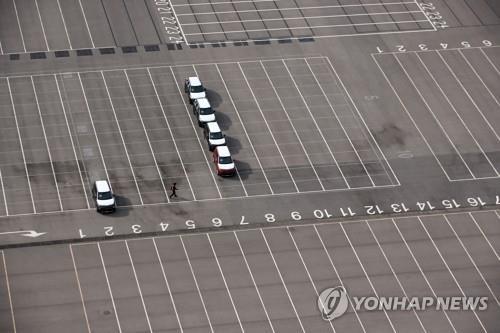 La foto, tomada el 2 de noviembre de 2021, muestra un estacionamiento de la planta de Kia Motors Corp. en Gwangju, a 330 kilómetros al sur de Seúl, casi vacío. Las ventas locales y en el extranjero de los fabricantes de automóviles surcoreanos cayeron en octubre, por cuarto mes consecutivo, en medio de la escasez de suministro de semiconductores.