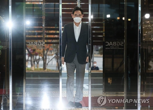 Lee Jae-yong, vicepresidente y líder de facto del mayor conglomerado de Corea del Sur, el Grupo Samsung, parte desde el Centro de Negocios de Aviación de Gimpo, en Seúl, el 14 de noviembre de 2021, para visitar Canadá y Estados Unidos.