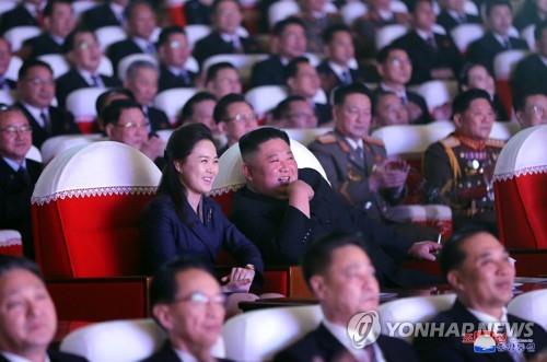 El presidente del Comité de Asuntos de Estado de Corea del Norte, Kim Jong-un (2ª fila, dcha.) y su esposa, Ri Sol-ju, ven una actuación en el Teatro de Bellas Artes Mansudae, en Pyongyang, el 16 de febrero de 2021, en esta foto de archivo publicada por la Agencia Central de Noticias de Corea del Norte (KCNA, según sus siglas en inglés). (Uso exclusivo dentro de Corea del Sur. Prohibida su distribución parcial o total) 