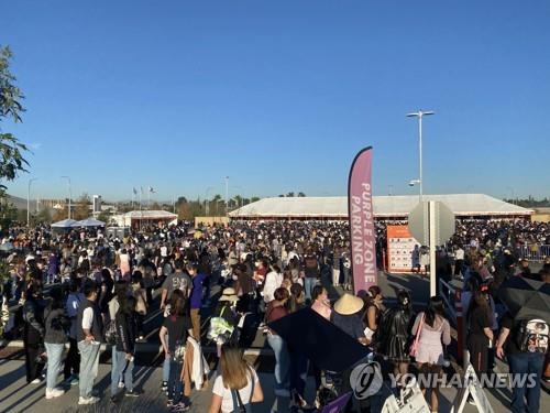 Los fanes de BTS esperan para entrar en el estadio SoFi, en la ciudad californiana de Inglewood, EE. UU., el 27 de noviembre de 2021 (hora local), para el concierto presencial "BTS Permission To Dance On Stage - LA". 