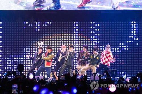 La superbanda de K-pop BTS actúa en la escala de Los Ángeles de la gira "Jingle Ball Tour" de iHeartRadio de este año -el programa de radio de fin de año más grande de Estados Unidos-, el 3 de diciembre de 2021 (hora local), en el Forum Theatre de la ciudad estadounidense. (Fotografía proporcionada por Big Hit Music. Prohibida su reventa y archivo) 