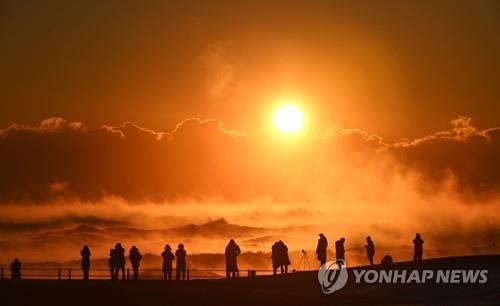 La foto de archivo, sin fechar, muestra la salida del sol vista desde la playa de Gangmun, en la ciudad de Gangneung, en la provincia de Gangwon.