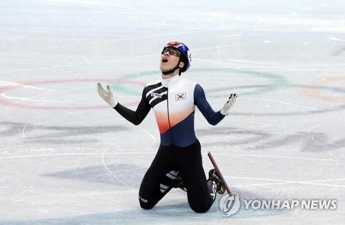 Moon felicita a Hwang por obtener el oro en los 1.500 metros masculinos de patinaje de velocidad sobre pista corta