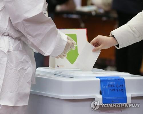 (AMPLIACIÓN) El órgano supervisor electoral permitirá que los pacientes con coronavirus emitan sus votos directamente en las urnas