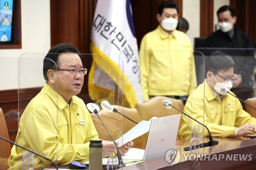 El primer ministro, Kim Boo-kyum (izda.), habla durante una reunión de respuesta al COVID-19, el 11 de marzo de 2022, en Seúl.