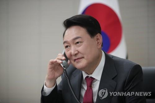 (AMPLIACIÓN) Yoon dialoga por teléfono con el presidente de Ucrania
