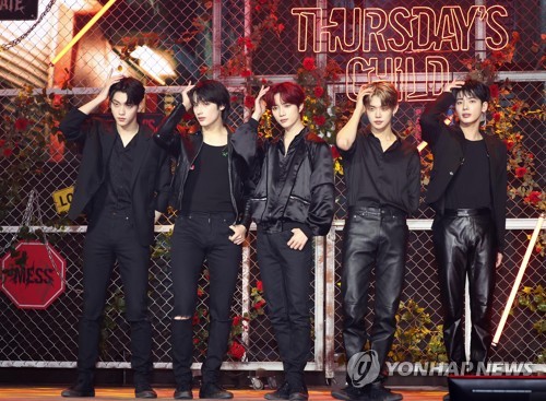En esta foto proporcionada por Big Hit Music, el grupo masculino de K-pop Tomorrow X Together (TXT) posa para la cámara, el 9 de mayo de 2022, durante una conferencia de prensa en Seúl para presentar su cuarto EP "minisode 2: Thursday's Child". (Prohibida su reventa y archivo)