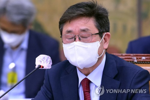 En la imagen, tomada el 2 de mayo de 2022, se muestra al ministro de Cultura, Park Bo-gyoon, durante su audiencia de confirmación, en la Asamblea Nacional, en el oeste de Seúl. (Foto del cuerpo de prensa. Prohibida su reventa y archivo)