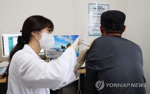 (2ª AMPLIACIÓN) Los casos nuevos de coronavirus en Corea del Sur caen por debajo de 20.000 en medio de una desaceleración de la pandemia