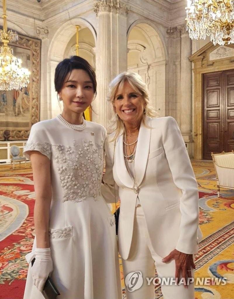 La foto, proporcionada por la oficina presidencial de Corea del Sur, muestra a la primera dama surcoreana, Kim Keon-hee (izda.), posando para una foto con la primera dama estadounidense, Jill Biden, durante una cena de gala organizada por los reyes españoles, Felipe VI y Letizia Ortiz Rocasolano, el 28 de junio de 2022 (hora local), en el Palacio Real de Madrid, en la capital española. La cena fue celebrada para dar la bienvenida a los líderes que asistirán a la cumbre de la OTAN, programada para el día siguiente. (Prohibida su reventa y archivo)