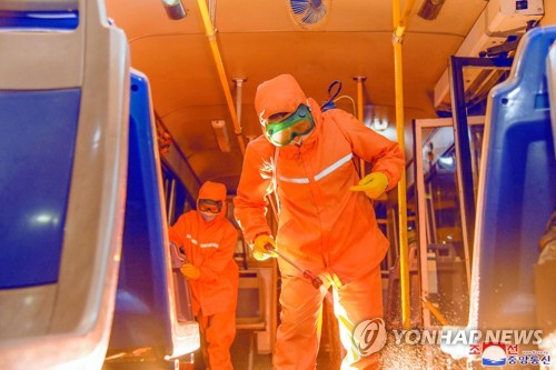 Los supuestos casos de coronavirus en Corea del Norte caen por debajo de 1.000 por 3er. día