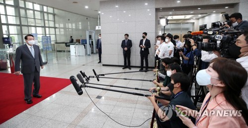 El presidente surcoreano, Yoon Suk-yeol, habla durante una conferencia de prensa informal, el 20 de julio de 2022, en la Oficina Presidencial de Yongsan, en Seúl. (Imagen del cuerpo de prensa. Prohibida su reventa y archivo)