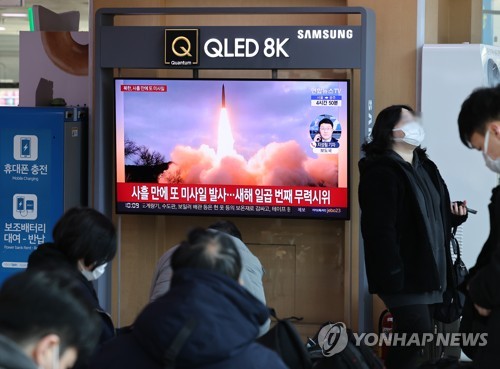 La foto de archivo, tomada el 30 de enero de 2022, muestra un reportaje mediático sobre el lanzamiento de un misil balístico de alcance intermedio, transmitido en un televisor de la Estación de Seúl, en el centro de la capital surcoreana.