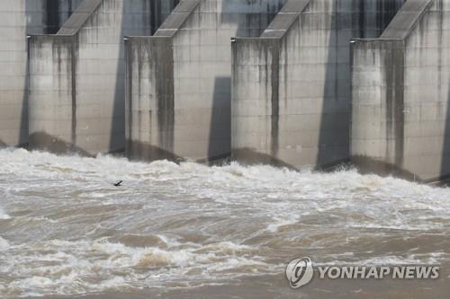 La foto, tomada el 5 de julio de 2022, muestra agua saliendo de las compuertas de la presa Gunnam, en Yeoncheon, a 62 kilómetros al norte de Seúl.