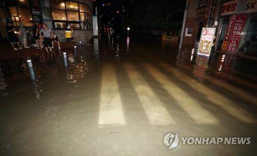 Una calle en Cheongju, a unos 110 kilómetros al sur de Seúl, se encuentra inundada, el 10 de agosto de 2022, tras fuertes lluvias.