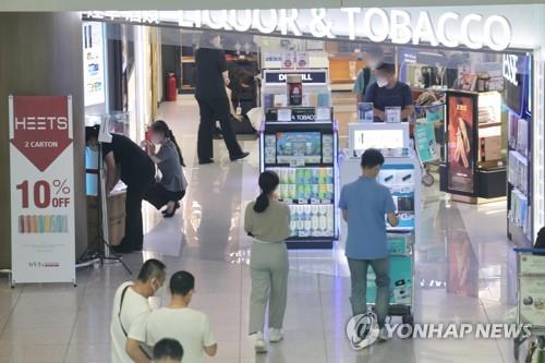 La foto de archivo, sin fechar, muestra a unas personas comprando en tiendas libres de impuestos, en el Aeropuerto Internacional de Incheon, al oeste de Seúl, en Corea del Sur.