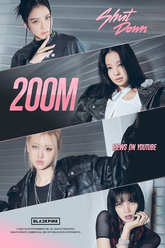 La imagen, proporcionada por YG Entertainment, muestra un póster de BLACKPINK que celebra los 200 millones de visualizaciones en YouTube del vídeo musical de "Shut Down". (Prohibida su reventa y archivo)
