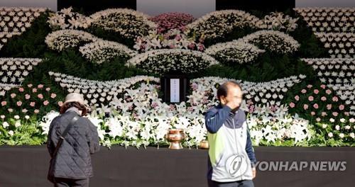 Las personas rinden tributo, en la plaza de Seúl, frente al Ayuntamiento, el 31 de octubre de 2022, a los fallecidos en la trágica estampida ocurrida, el 29 de octubre, en el barrio de Itaewon, en Seúl.