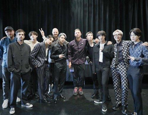 La banda masculina de K-pop BTS posa para una foto con el grupo de rock británico Coldplay. (Foto capturada de la cuenta de Twitter de BTS. (Prohibida su reventa y archivo)