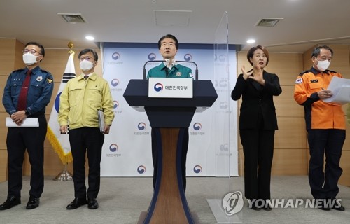 Kim Seong-ho (centro), jefe de la sede de gestión de desastres y seguridad del Ministerio del Interior y Seguridad, habla durante una conferencia de prensa sobre la estampida mortal de Itaewon, celebrada, el 16 de noviembre de 2022, en el edificio gubernamental, en Seúl.