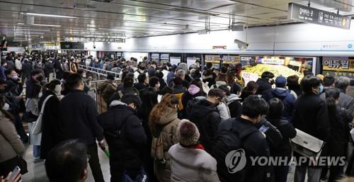 (AMPLIACIÓN) La huelga del metro de Seúl provoca un caos en la hora punta vespertina