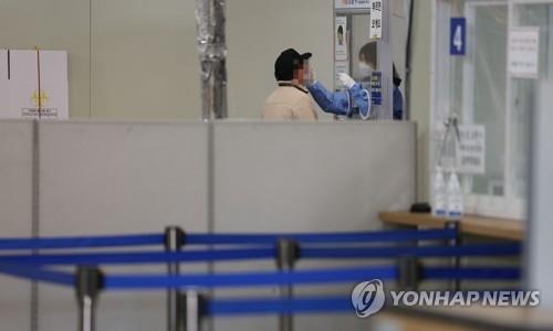 Una trabajadora médica realiza una prueba de COVID-19, el 30 de noviembre de 2022, en una clínica provisional de exámenes de coronavirus, en el distrito suroriental de Songpa, en Seúl.