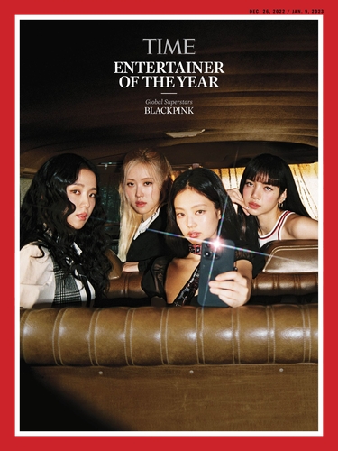 La foto, proporcionada, el 6 de diciembre de 2022, por YG Entertainment, muestra al grupo femenino de K-pop BLACKPINK en la portada de la revista estadounidense Time, tras ser nombrado "Artista del año". (Prohibida su reventa y archivo)