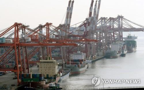 La foto de archivo, tomada el 9 de diciembre de 2022, muestra buques portacontenedores en la ciudad portuaria de Busan.