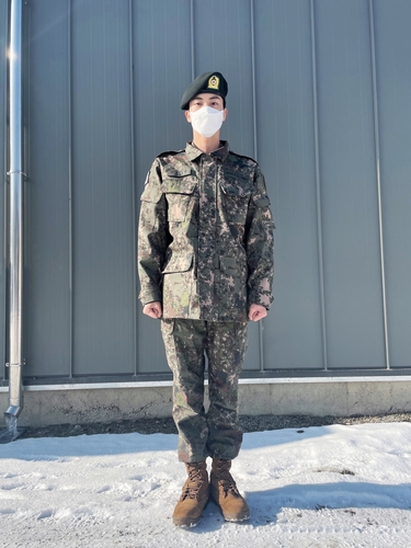 En la imagen, capturada de Weverse, se muestra a Jin de BTS posando ante la cámara con el uniforme del Ejército. (Prohibida su reventa y archivo)