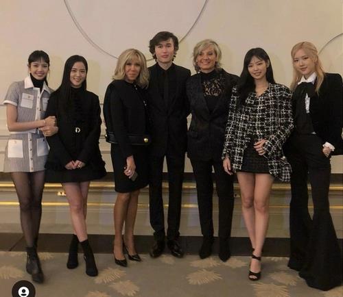 En la imagen, capturada de la cuenta de Instagram del violinista sueco Daniel Lozakovich (centro), el 26 de enero de 2023, se muestra al grupo de música de K-pop BLACKPINK y a la primera dama de Francia, Brigitte Macron (tercera por la izda.). (Prohibida su reventa y archivo)