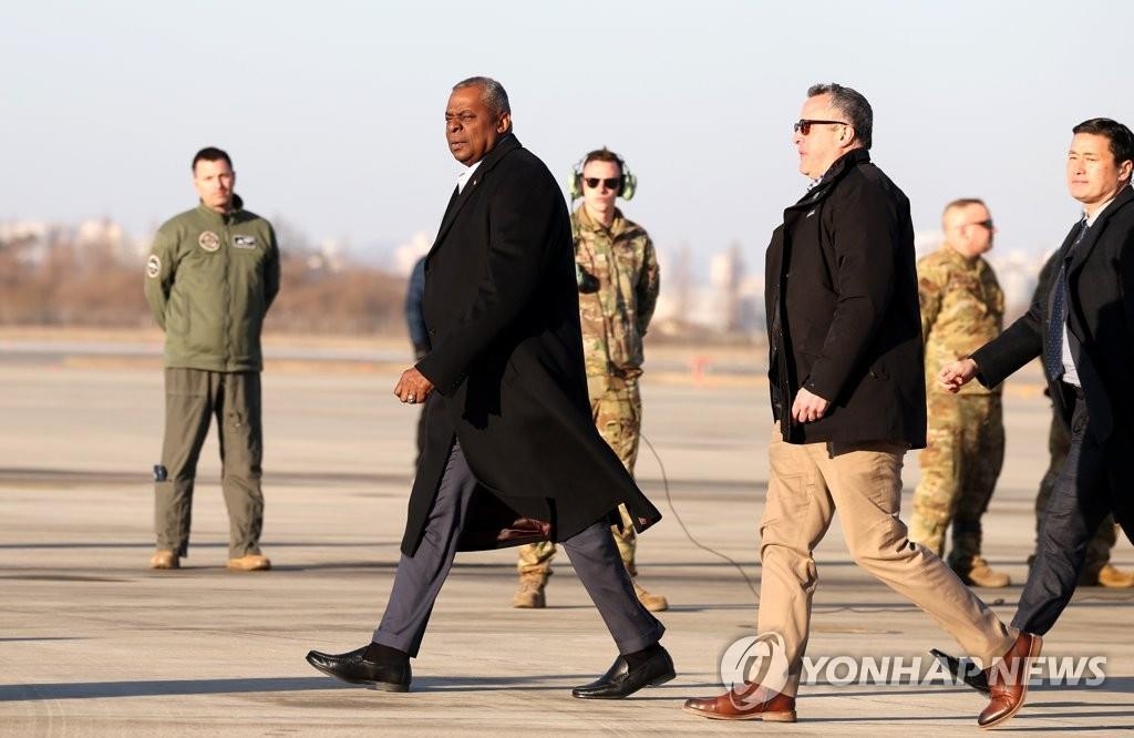 El secretario de Defensa de Estados Unidos, Lloyd Austin (primero, frente), se dirige a un automóvil en la Base Aérea de Osan, en Pyeongtaek, a unos 70 kilómetros al sur de Seúl, el 30 de enero de 2023, tras su llegada a Corea del Sur. (Foto del cuerpo de prensa. Prohibida su reventa y archivo) 